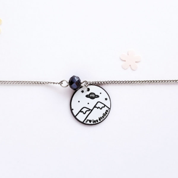 Bracelet "J'aime les étoiles", avec médaillon gravé montagne et ciel étoilé en acrylique.