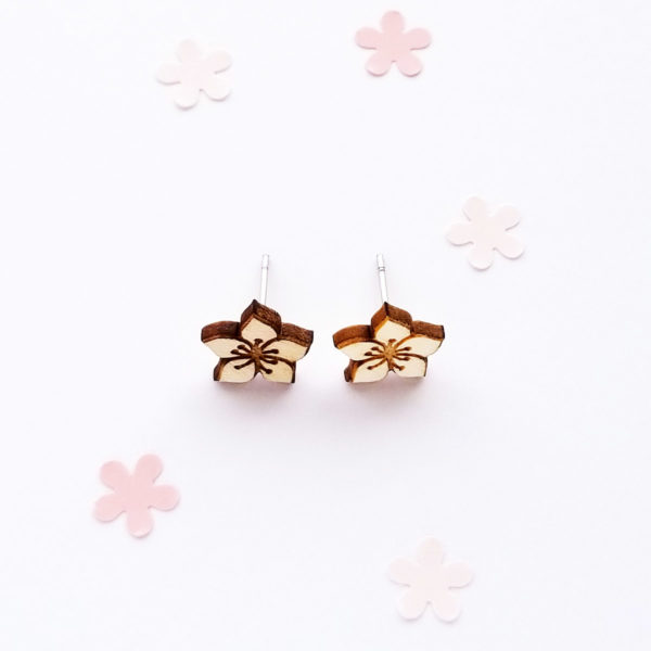 Petites puces d'oreilles fleur de cerisier, sakura, en bois d'érable français. Création originale la Louve.