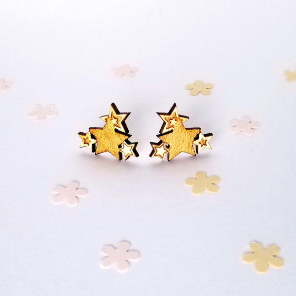 Puces d'oreilles étoiles en bois.