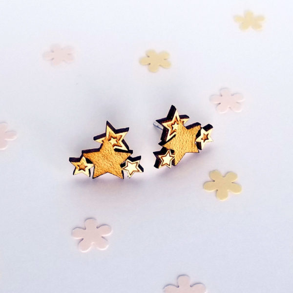 Puces d'oreilles étoiles en bois.